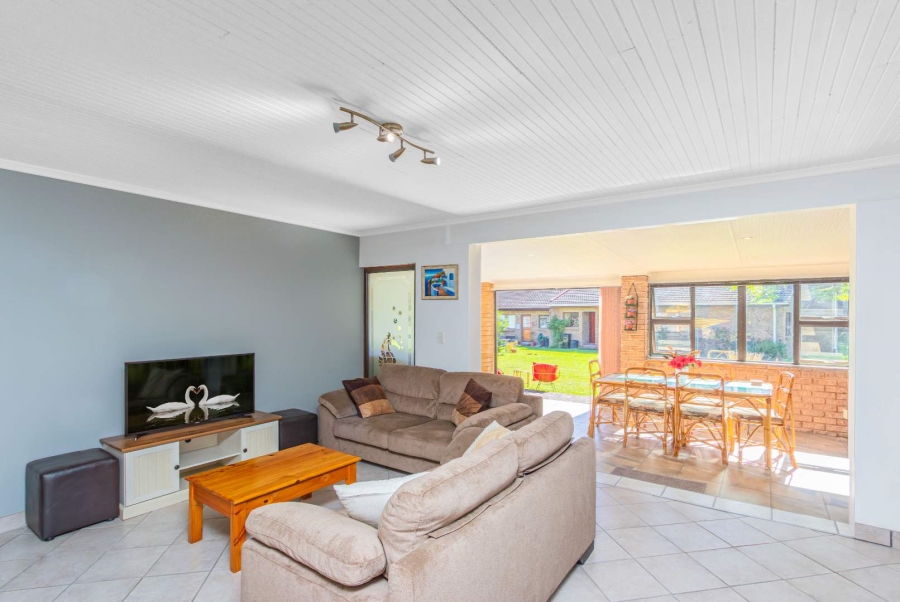 To Let 4 Bedroom Property for Rent in Brenton On Lake Western Cape